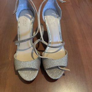 Jewel badgley mischka gold  5” platform shoes